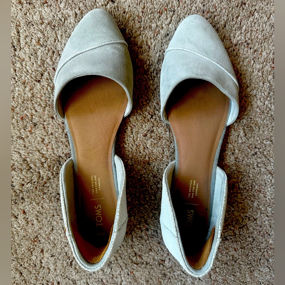 Tom’s pointed toe flat